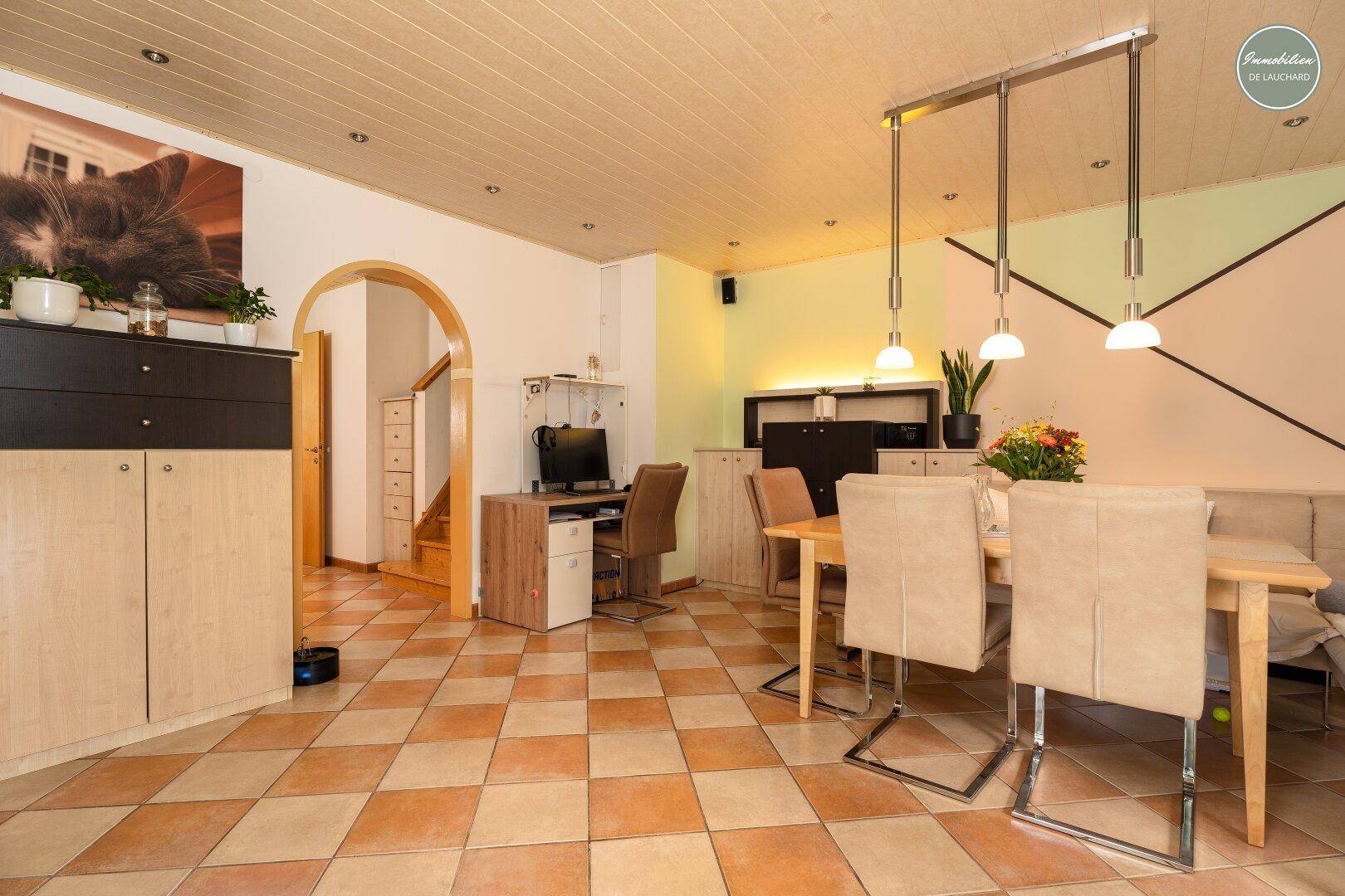 Offener Wohnbereich mit Essplatz, Arbeitsnische und Zugang zum Treppenhaus.