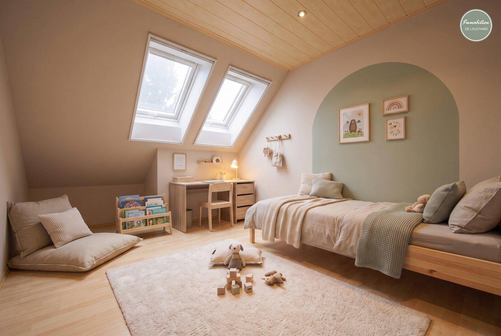 Helles Kinderzimmer mit Einzelbett, Schreibtisch und zwei Dachfenstern.