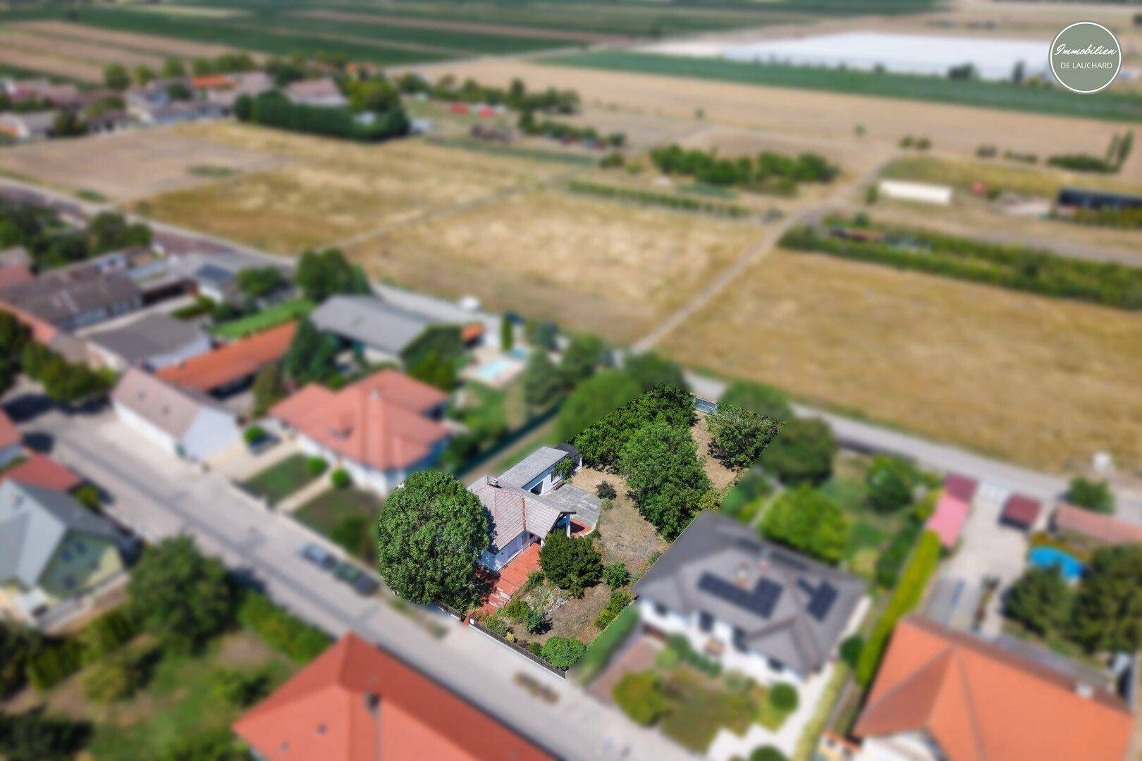 Weitläufige Luftaufnahme des Anwesens mit großem Grundstück und ländlicher Umgebung.