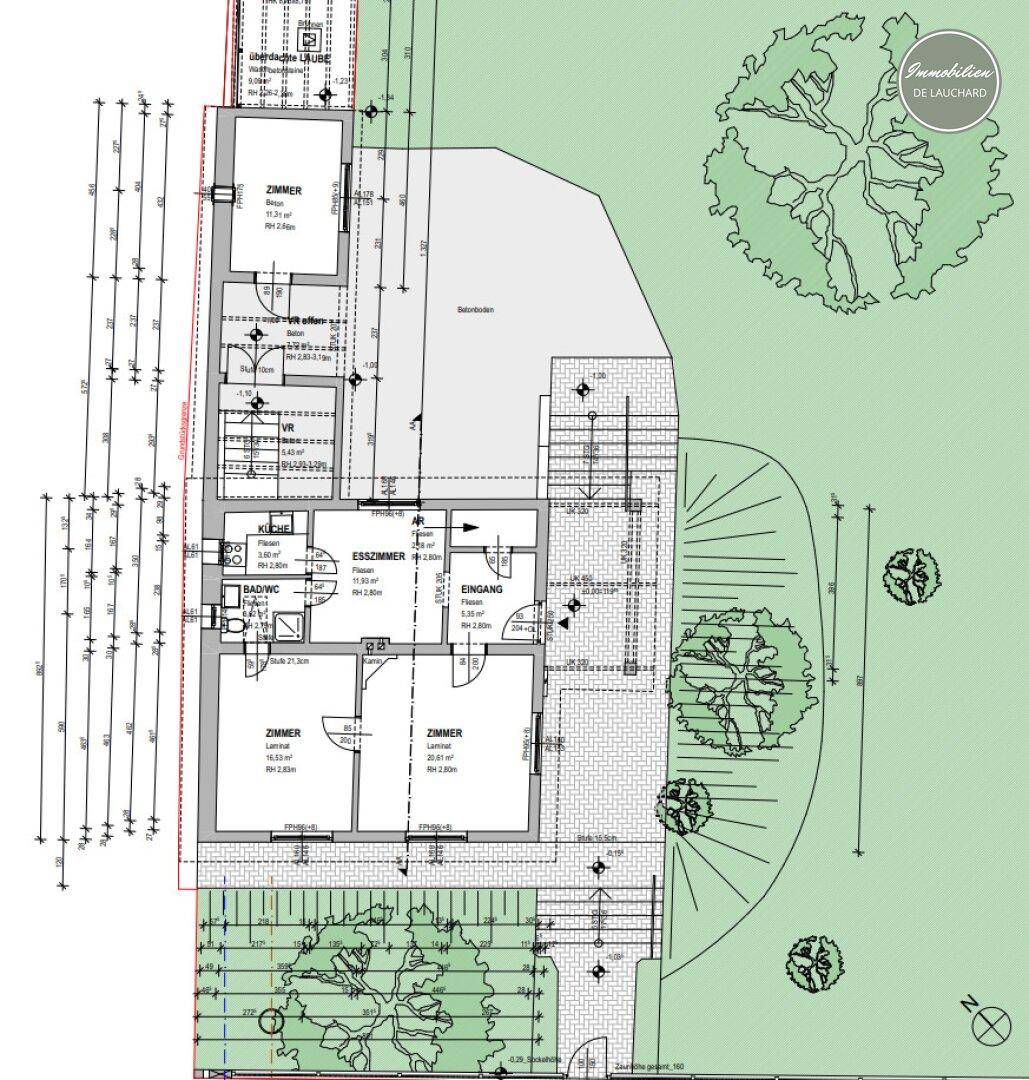 Grundriss des Erdgeschosses mit mehreren Zimmern, Bad, separatem WC und Esszimmer.