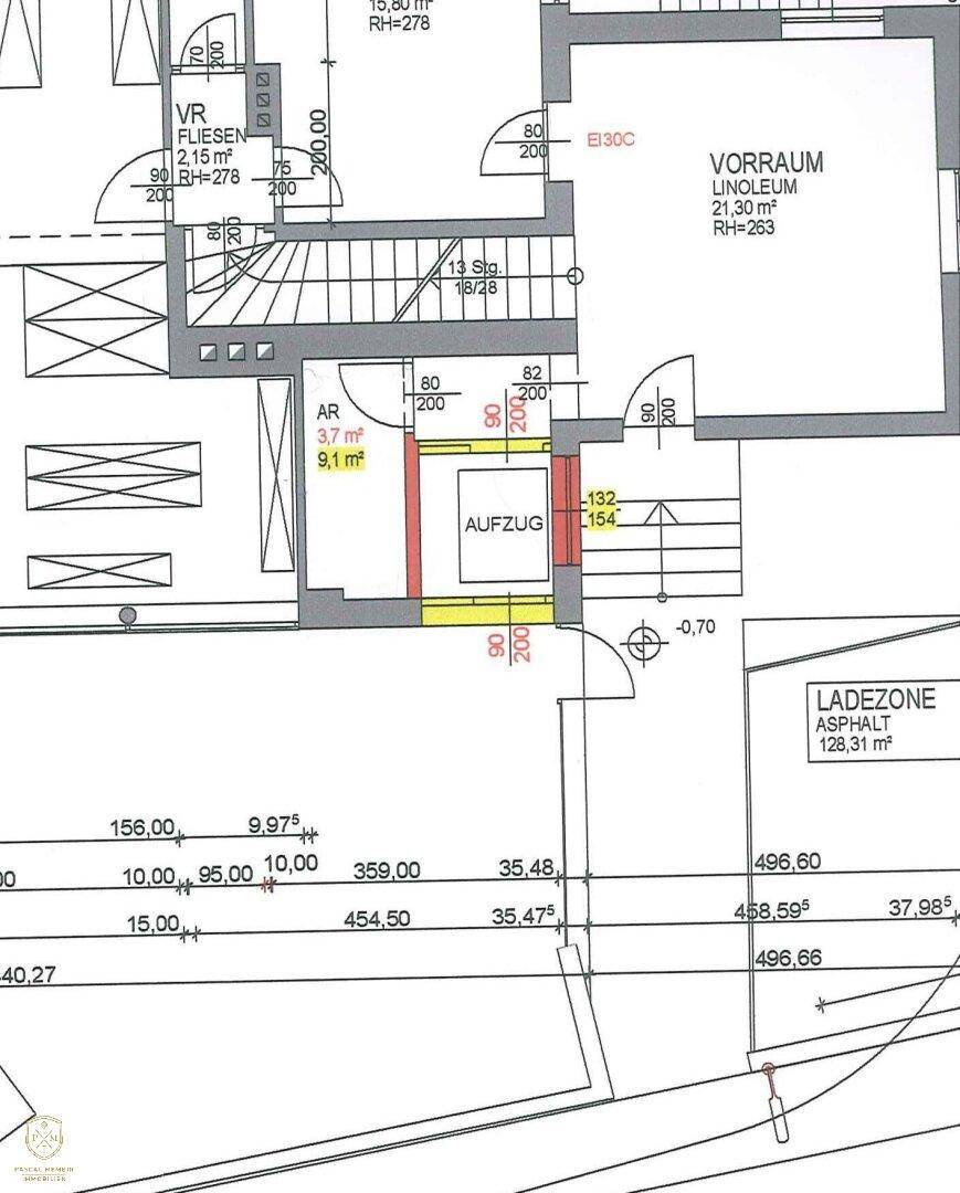 Grundrissplan eines Erdgeschosses mit Aufzug und Ladezone, detaillierte Maße sind sichtbar.