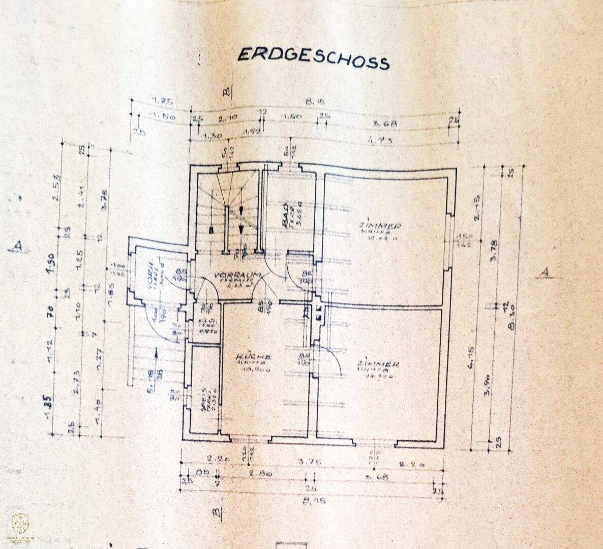 Grundriss des Erdgeschosses mit Zimmern, Küche und Bad, inklusive Maßangaben.