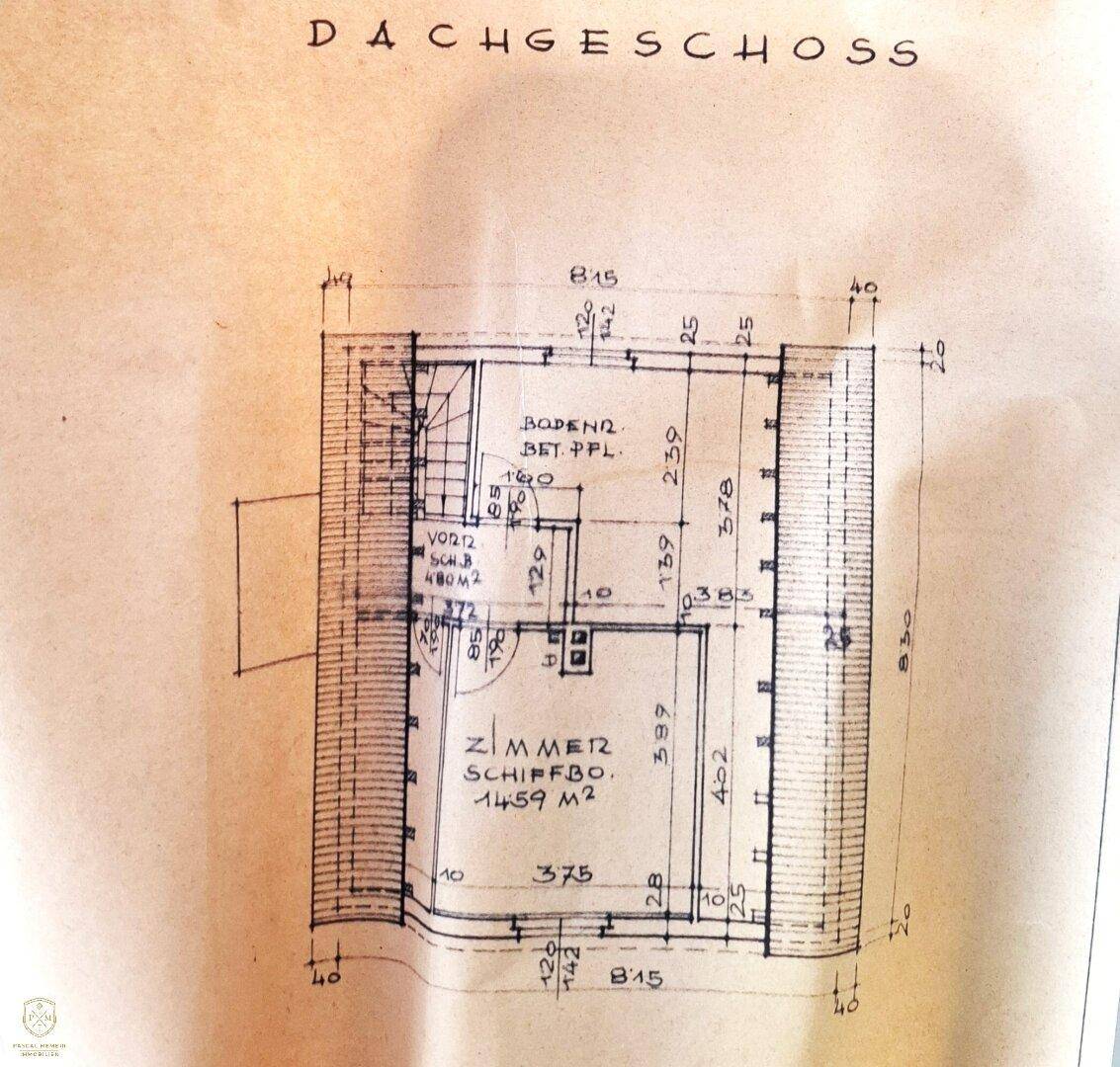 Grundriss des Dachgeschosses mit Zimmer und Schrägboden, inklusive Maßangaben.
