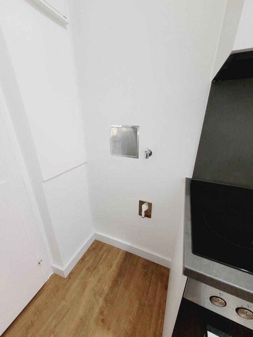 Ecke in der Küche mit Anschlüssen für Haushaltsgeräte, bereit für die Installation.
