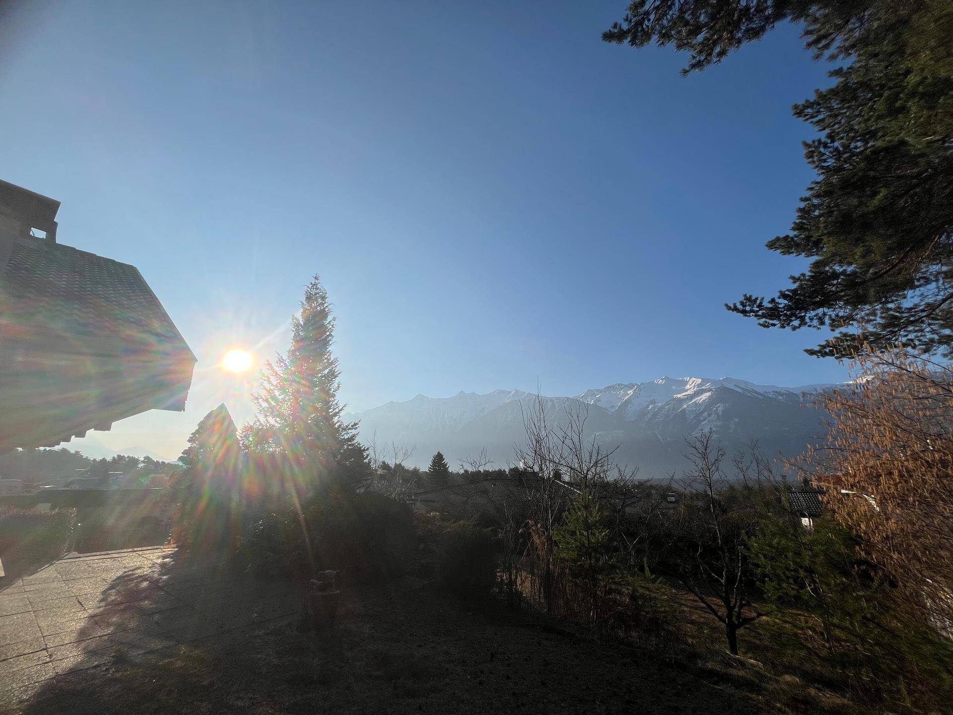 Atemberaubender Blick auf schneebedeckte Berge und die umliegende Natur bei Sonnenuntergang.