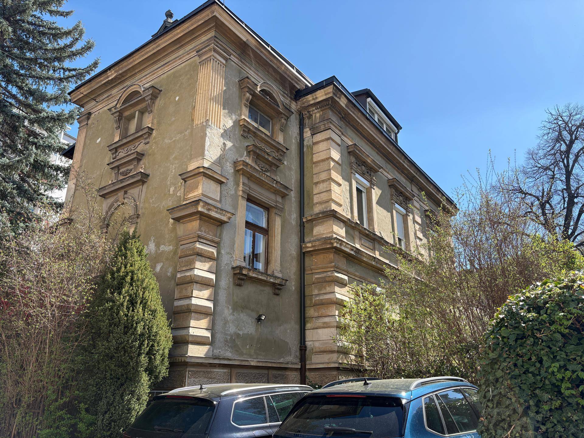 Historisches Gebäude mit aufwendig verzierter Fassade und klassischer Architektur.