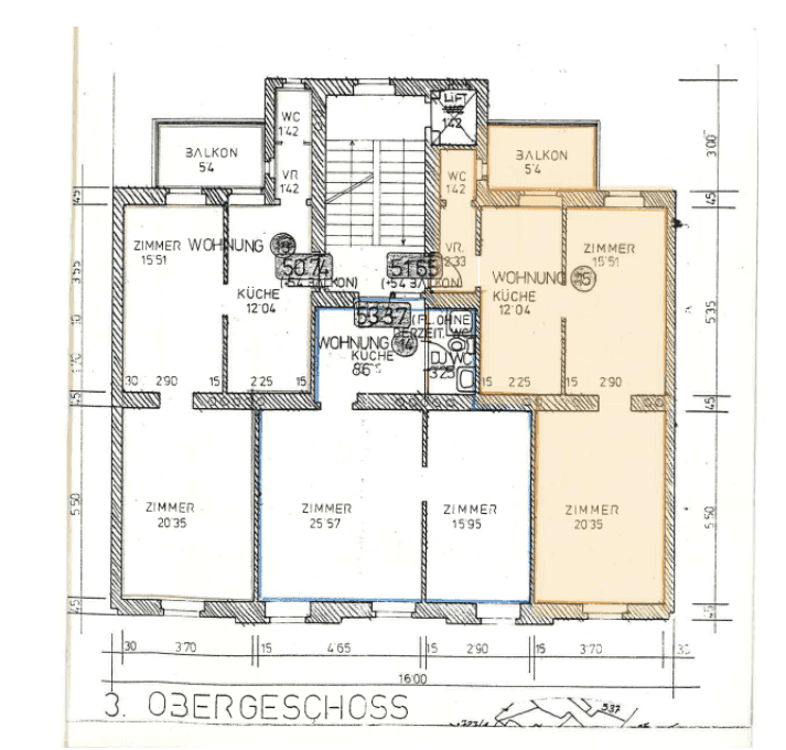 Grundriss des Obergeschosses mit mehreren Wohnungen, Balkonen und Treppenhaus.