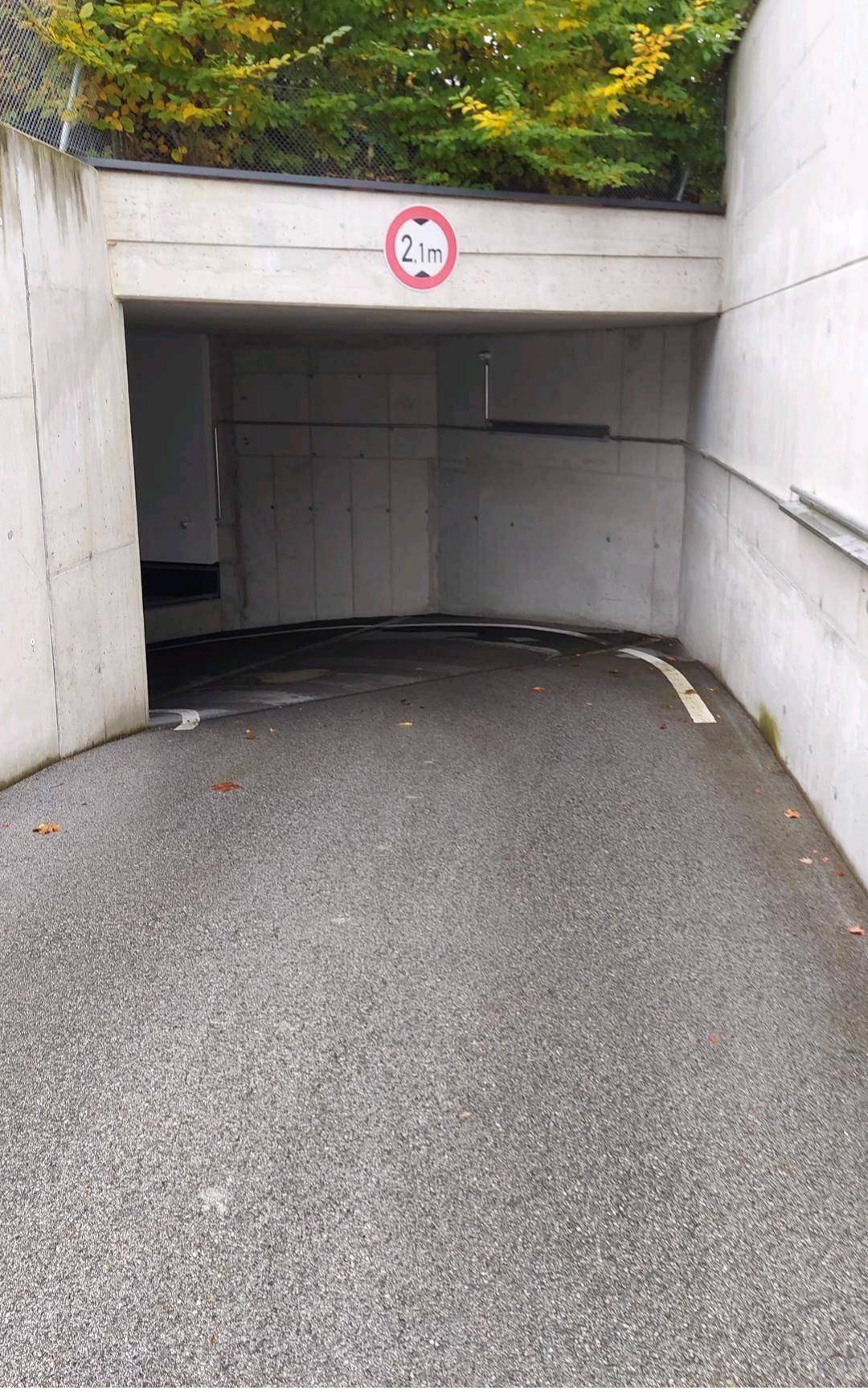 Zufahrt zur Tiefgarage mit einer Höhenbegrenzung von 2,1 Metern und Betonwänden.