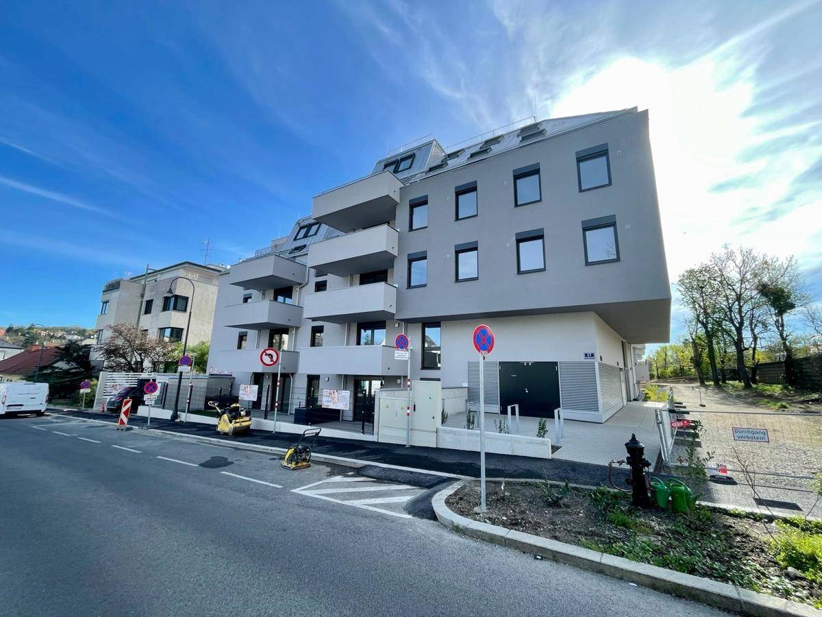 Ansicht des modernen Wohngebäudes von der Straßenseite mit klarer Architektur.