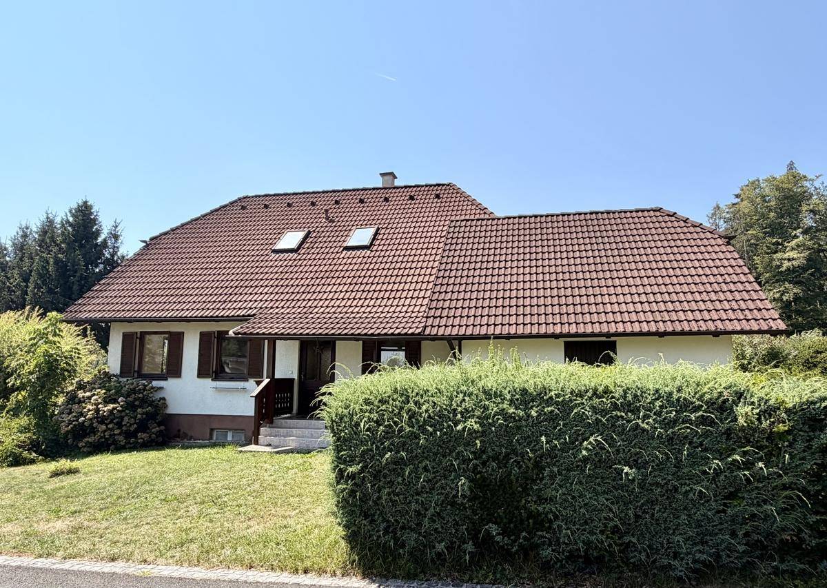 Vorderansicht des Einfamilienhauses mit Satteldach und gepflegtem Vorgarten.
