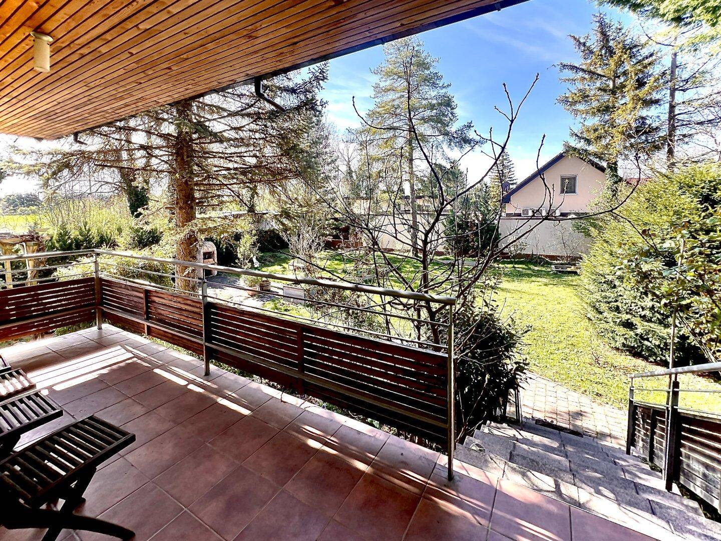 Terrasse mit Blick in den Garten