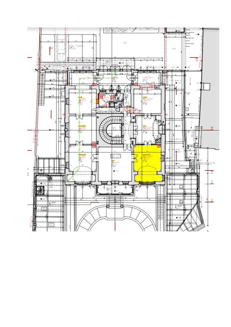 Detaillierter Grundrissplan eines Gebäudes mit einer markanten geschwungenen Treppe im Zentrum.