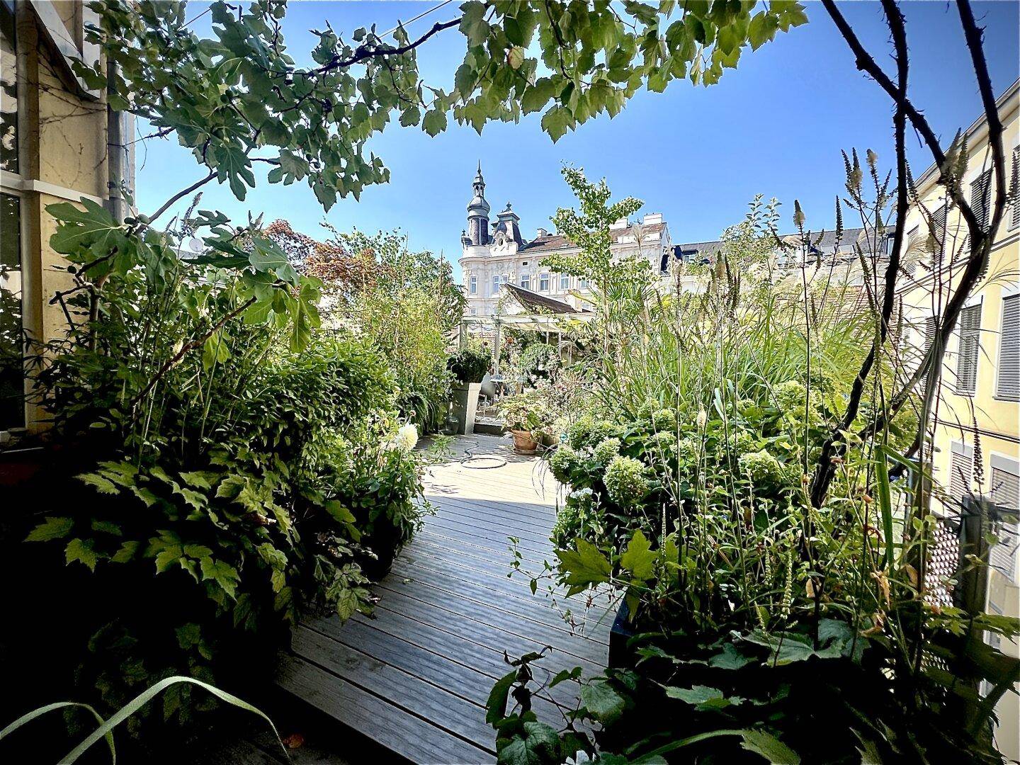 Zugang zur idyllischen Terrasse...