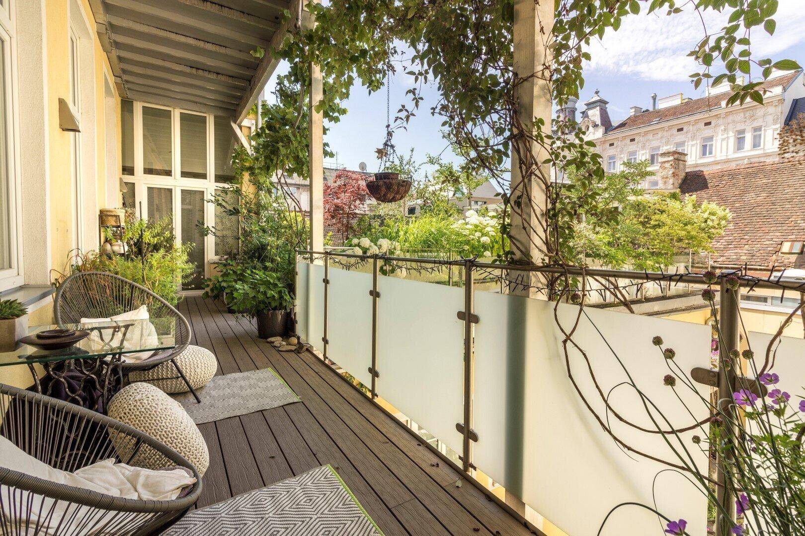 über den Balkon zur Terrasse