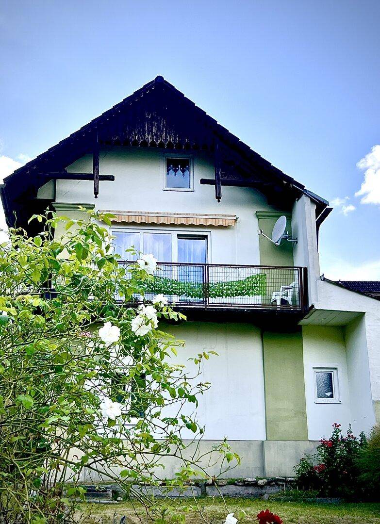 westseitiger Balkon im kleineren Haus