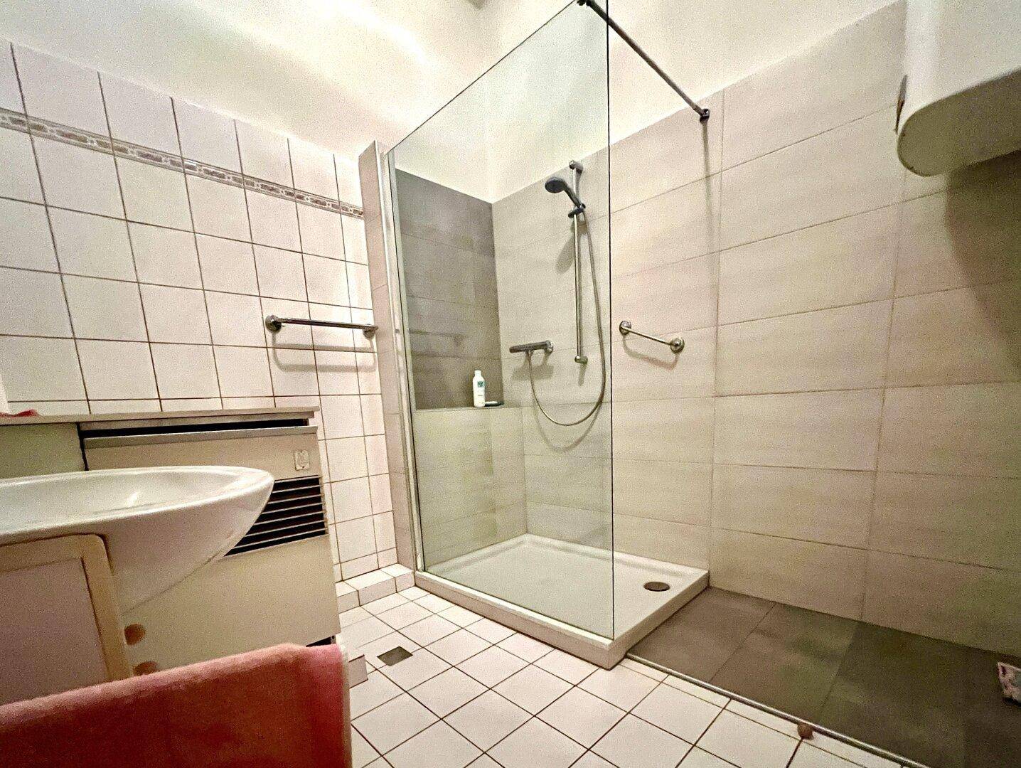 modernes Badezimmer 1. Stock im vorderen Haus