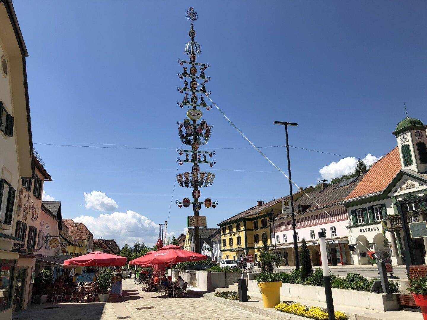 Kindberg Marktplatz mit schönem Maibaum