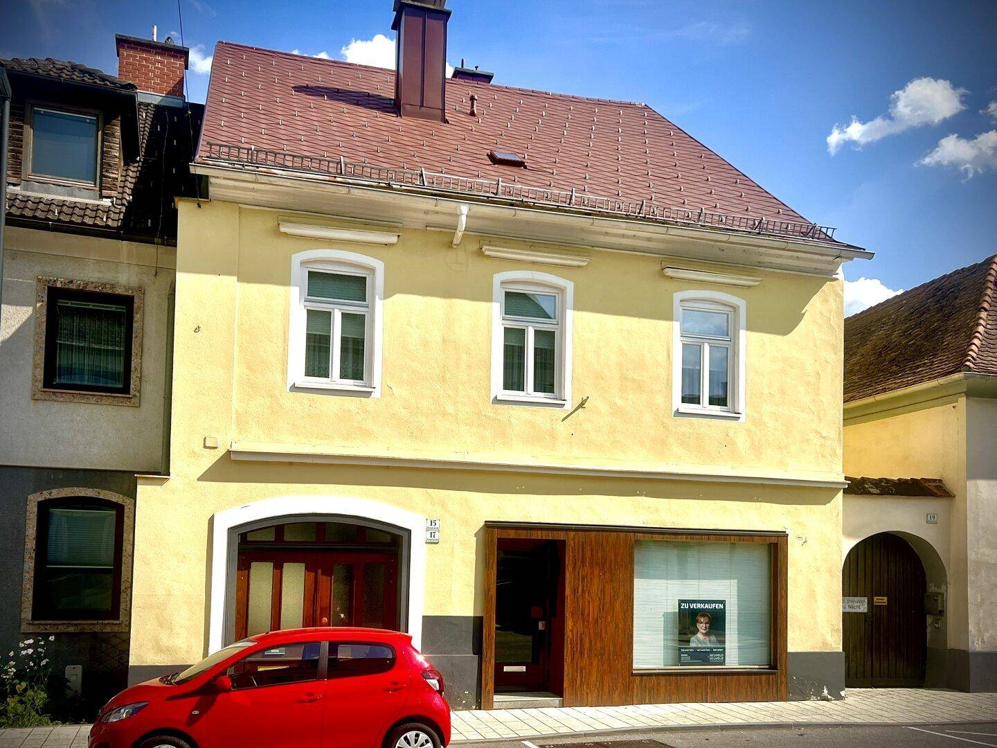 Das gepflegte Bürgerhaus von der Hauptstrasse aus gesehen