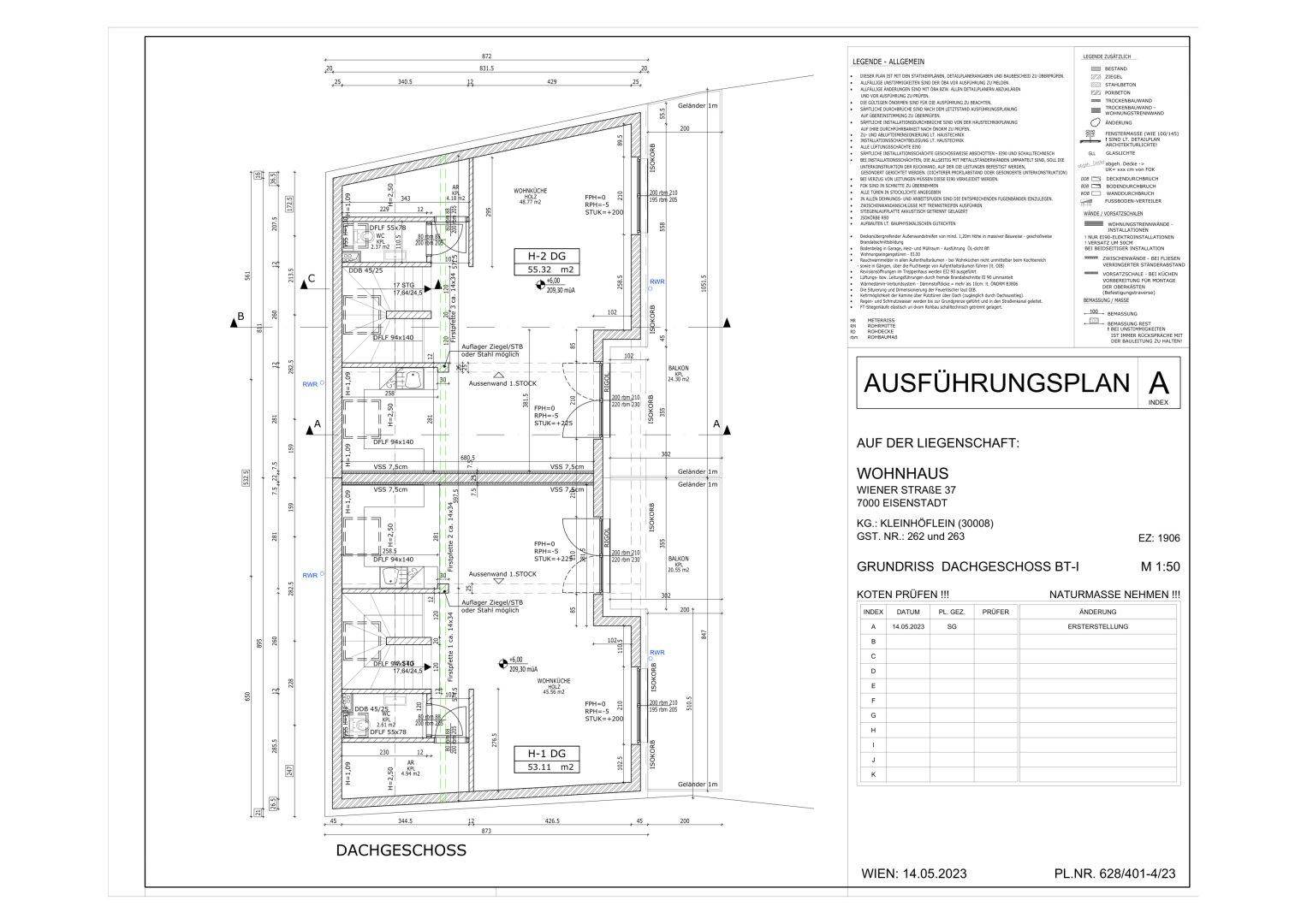 Grundriss des Dachgeschosses eines Wohnhauses mit mehreren Wohneinheiten und Dachschrägen.