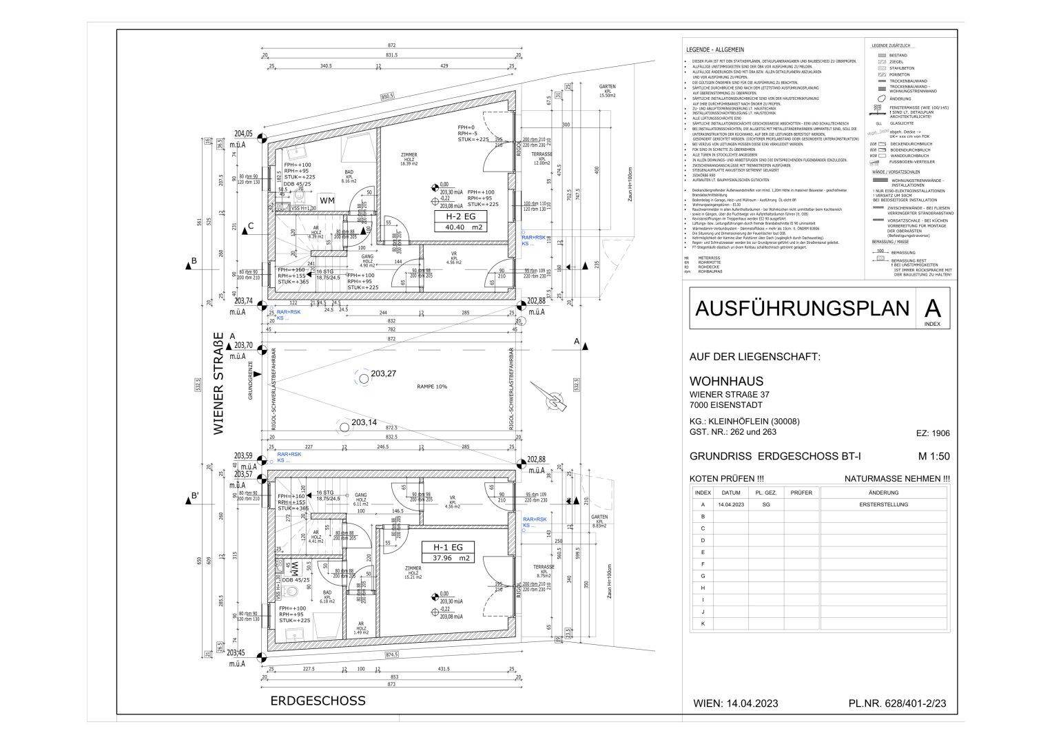 Grundriss des Erdgeschosses eines Wohnhauses mit zwei Wohneinheiten und Gartenbereichen.