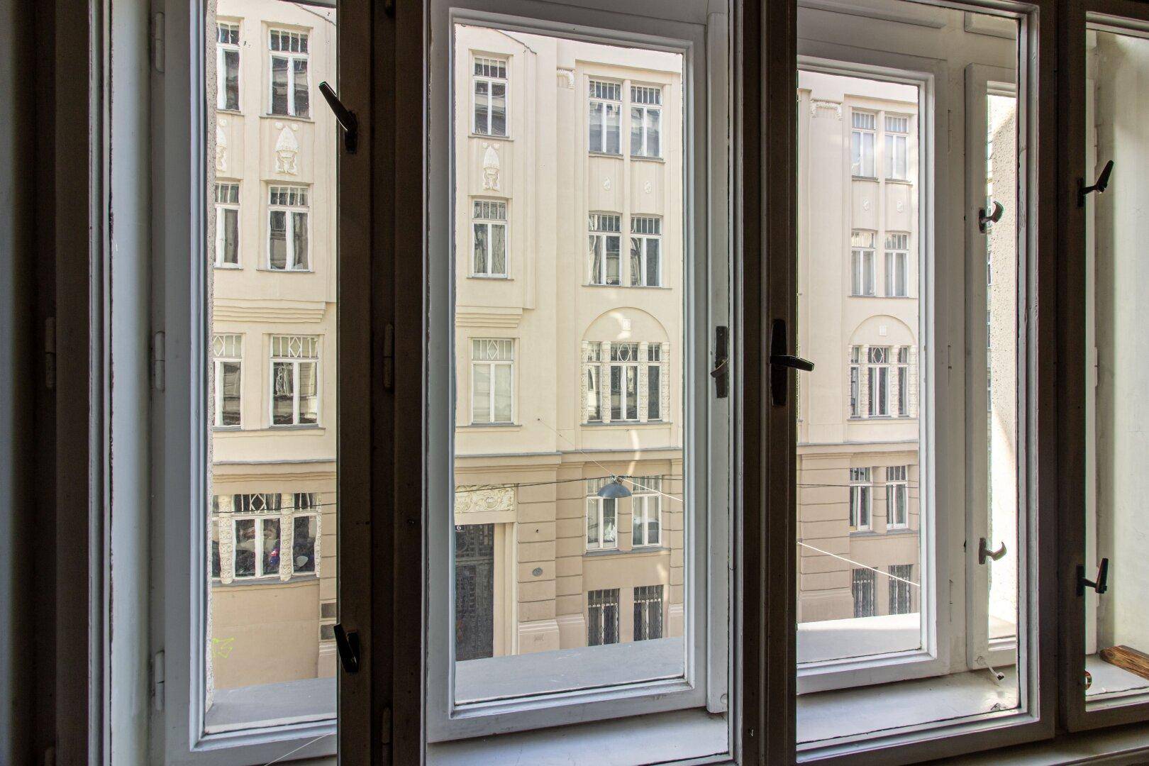 perfekter Lichteinfall durch die großen Fenster