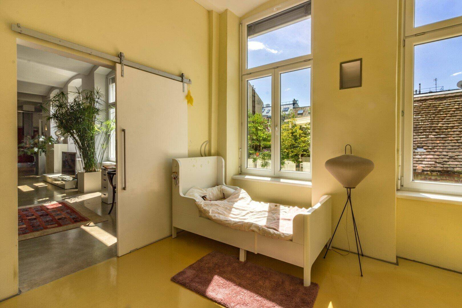 Kinderbett im großen Schlafzimmer