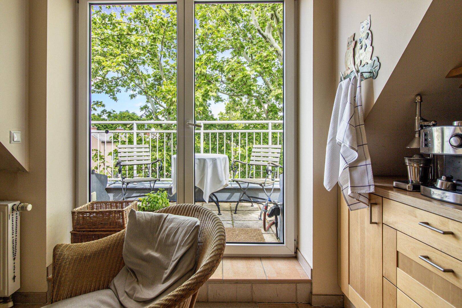 ... kleinem Frühstücksbalkon