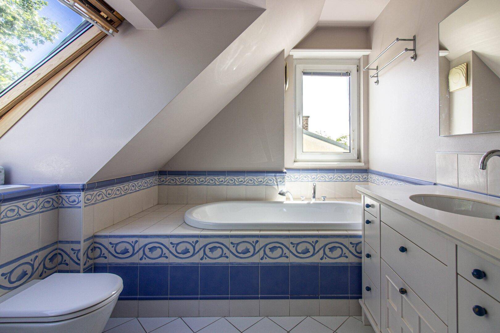 Rhapsody in blue im Badezimmer mit Badewanne...
