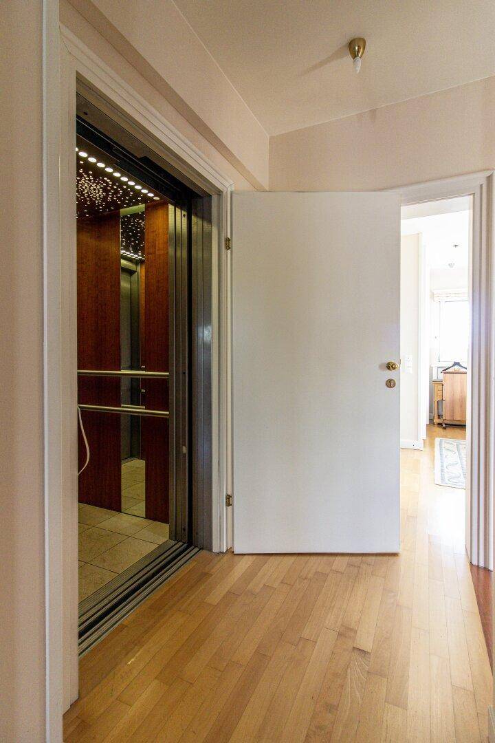 Aufzug führt in beide Geschosse der einzigen Wohnung in den Obergeschossen