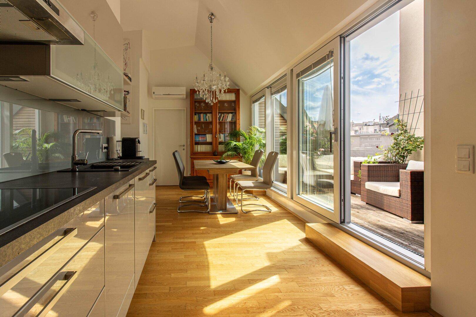 Blick von Küche zum Essbereich und zur Terrasse