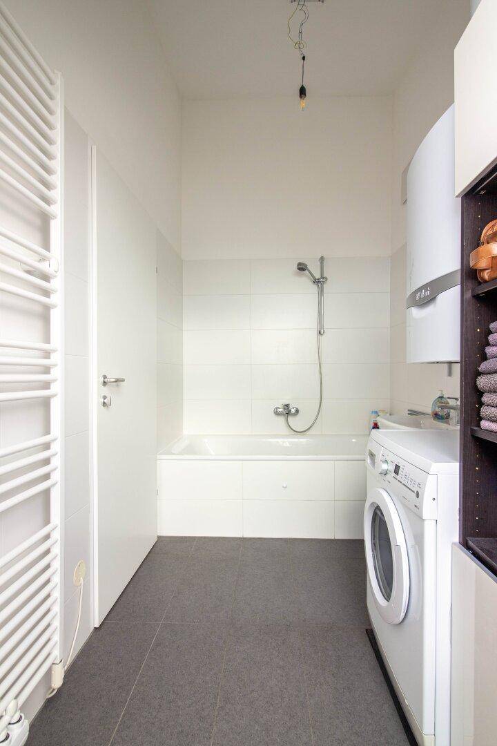 Badezimmer mit Badewanne und...