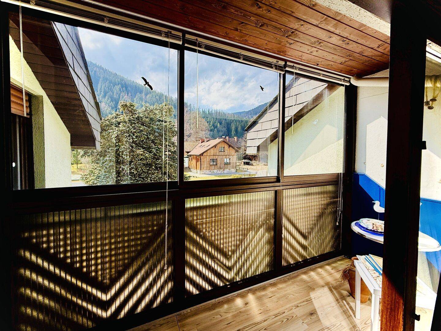 Verglaster Balkon mit Panoramablick auf die umliegende Berglandschaft.