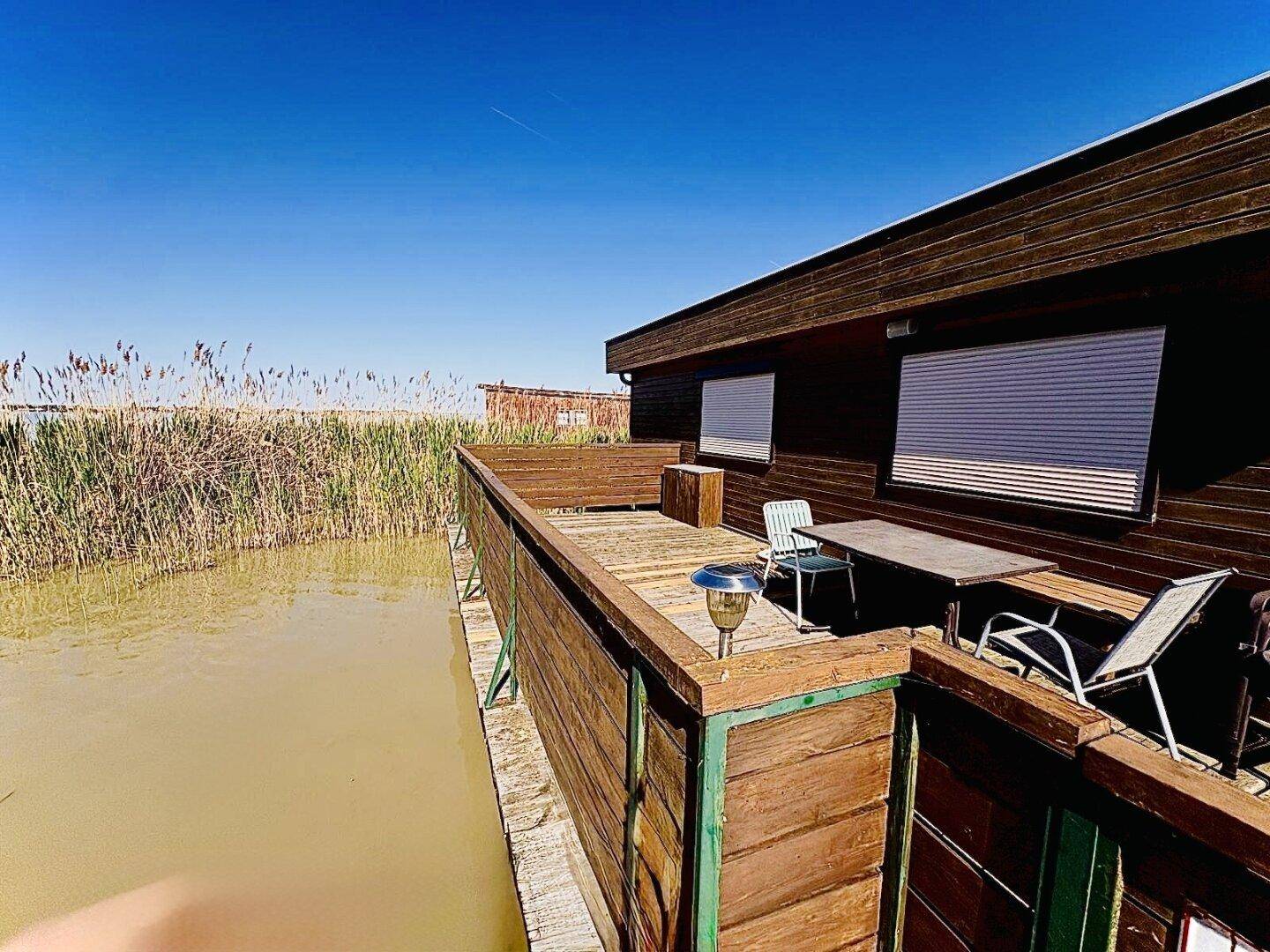 PRIVATSPHÄRE und FLIESSWASSER - FLACHDACHHÜTTE IN DER RUSTER BUCHT AUF PACHTGRUND ZU KAUFEN – pohled 2