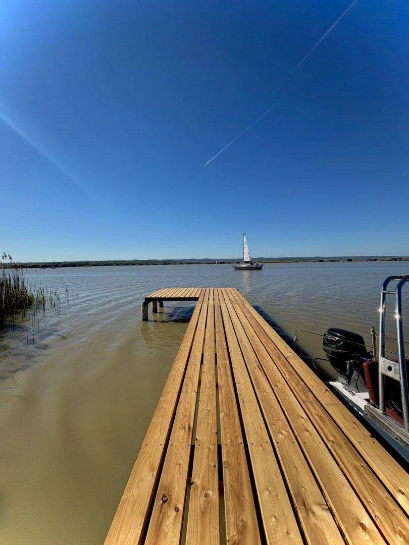 PRIVATSPHÄRE und FLIESSWASSER - FLACHDACHHÜTTE IN DER RUSTER BUCHT AUF PACHTGRUND ZU KAUFEN – pohled 4