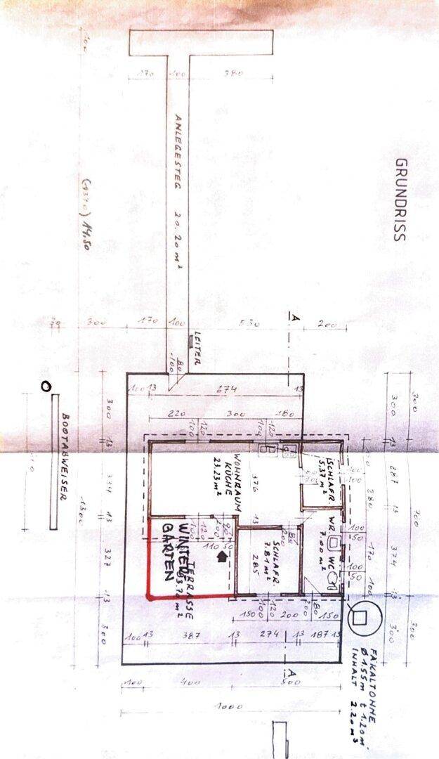 Grundriss des Hauses mit Anlegesteg, Wintergarten und verschiedenen Räumen.