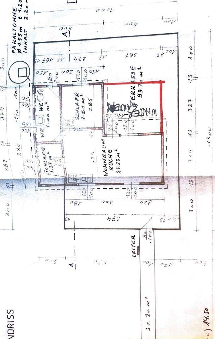 Detaillierter Grundriss mit Wohnraum, Küche, Schlafzimmern und großer Terrasse.