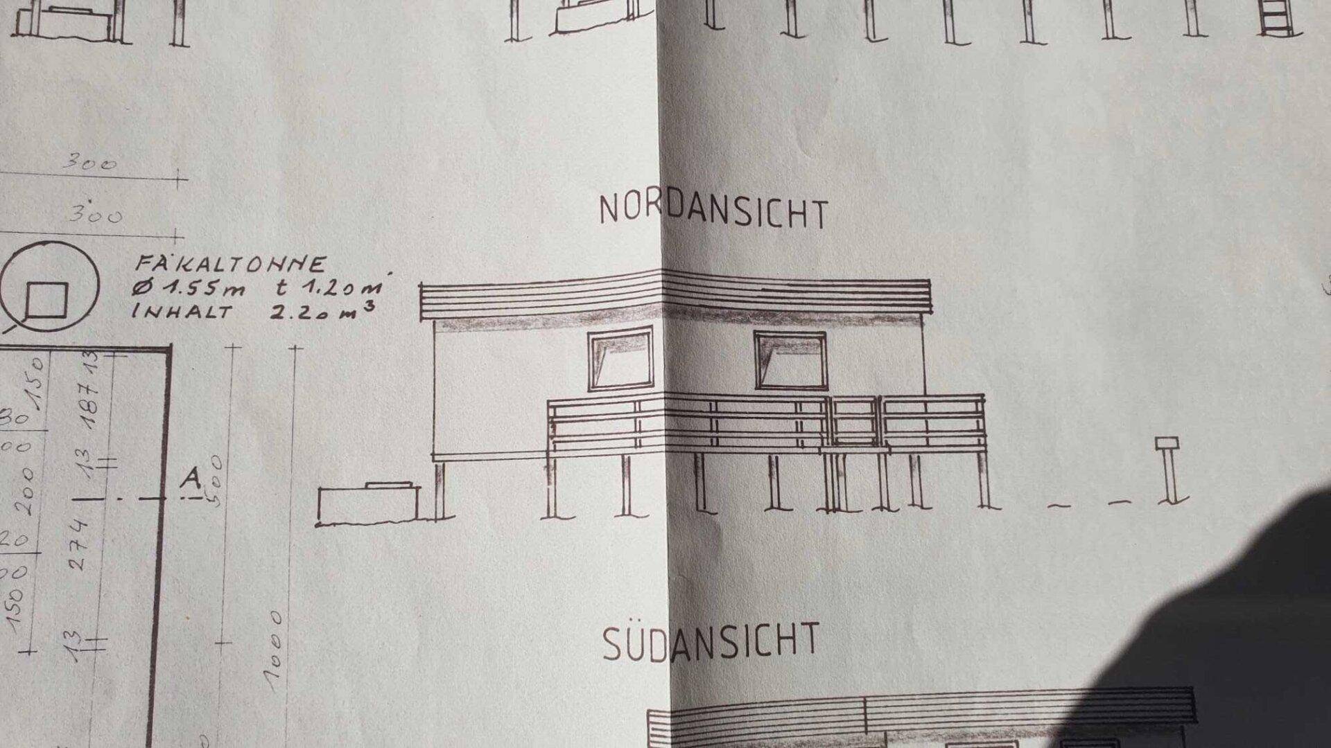 Nord- und Südansicht des Gebäudes mit Balkon und Fenstern auf Stelzen.