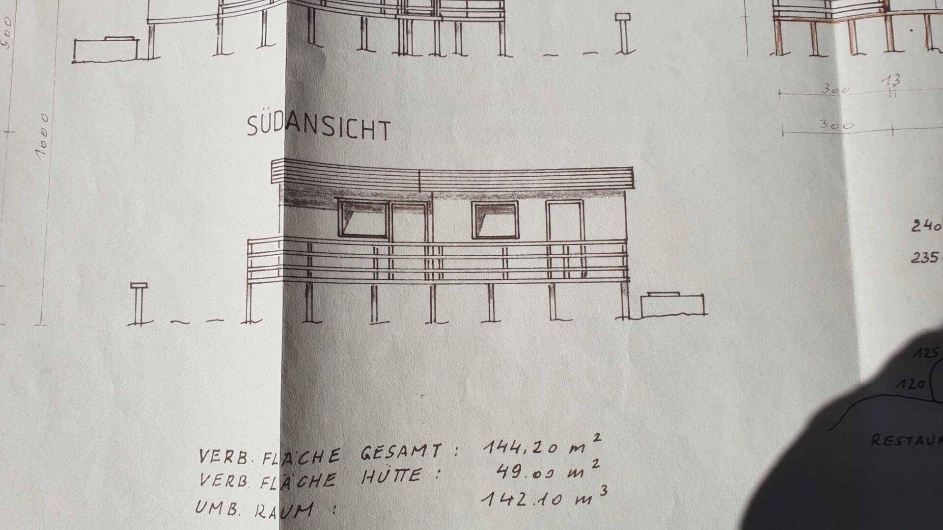 Südansicht des Gebäudes mit Balkon und Gesamtflächenberechnung des Objekts.