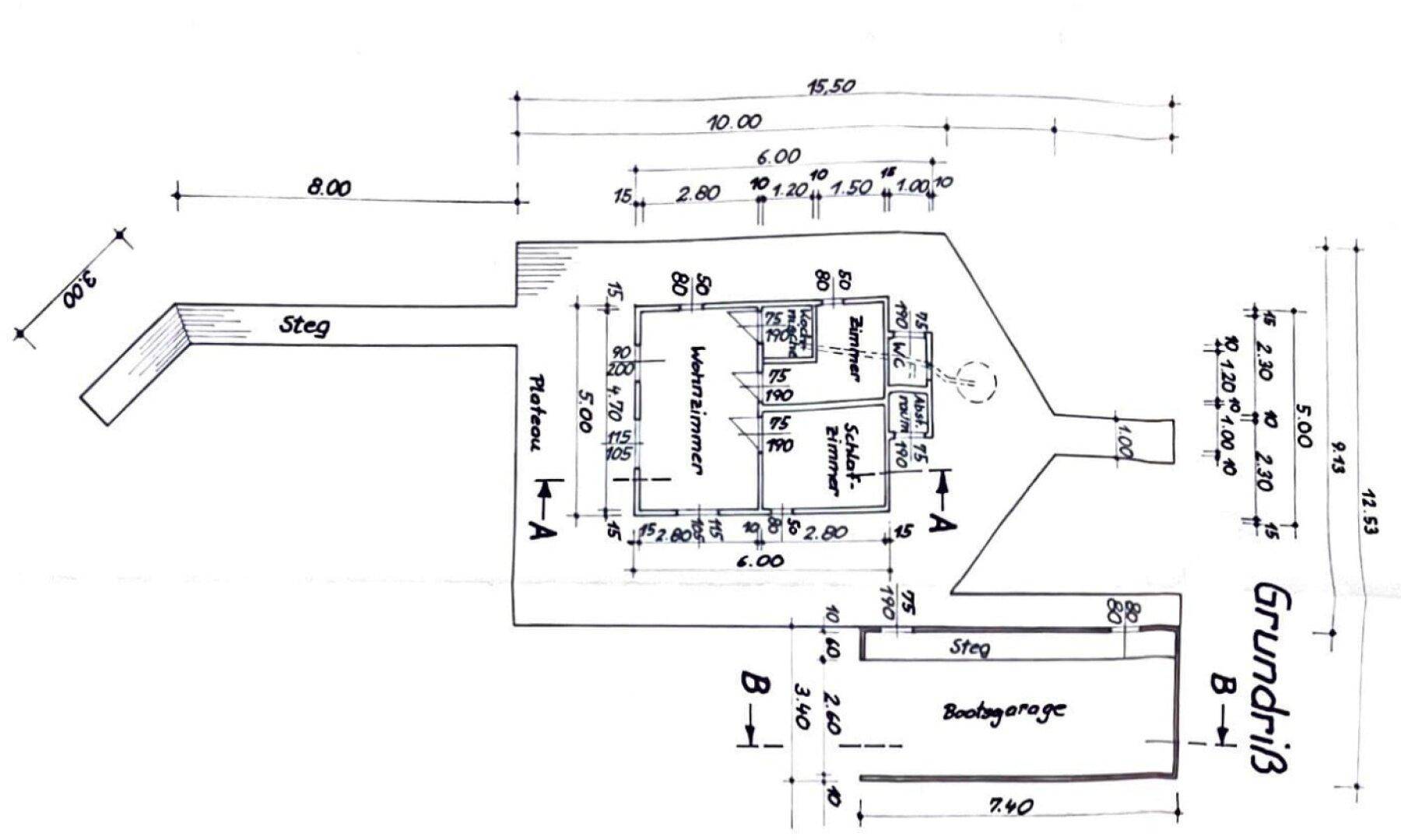 Grundriss des Hauses mit Wohnzimmer, Schlafzimmern und Bootsgarage.