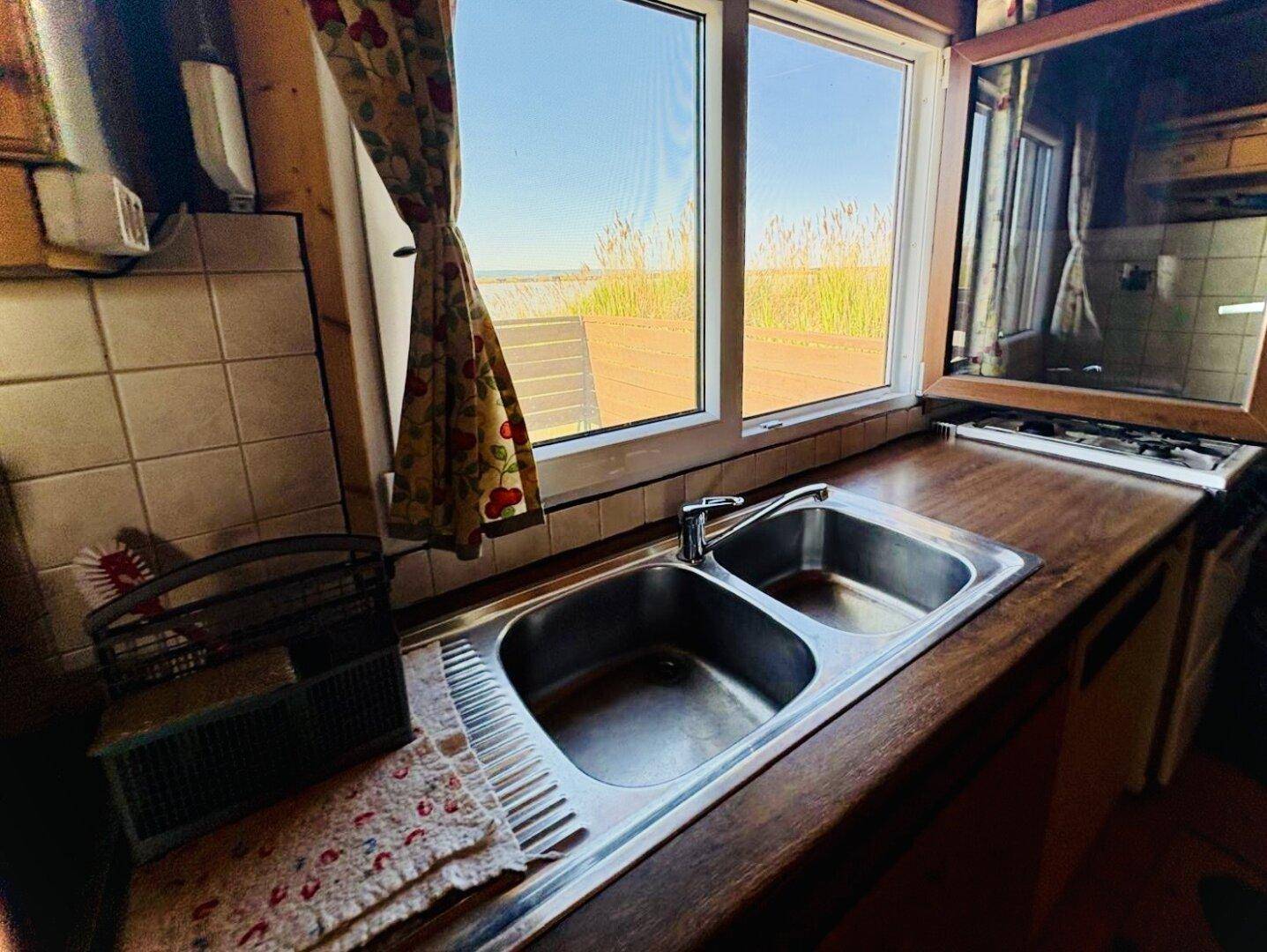 PRIVATSPHÄRE und FLIESSWASSER - FLACHDACHHÜTTE IN DER RUSTER BUCHT AUF PACHTGRUND ZU KAUFEN – další