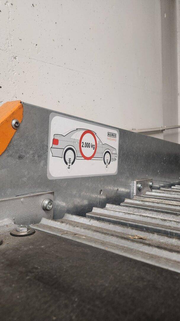 Detailansicht eines Parklifts mit einem Aufkleber, der das maximale Fahrzeuggewicht von 2.000 kg anzeigt.