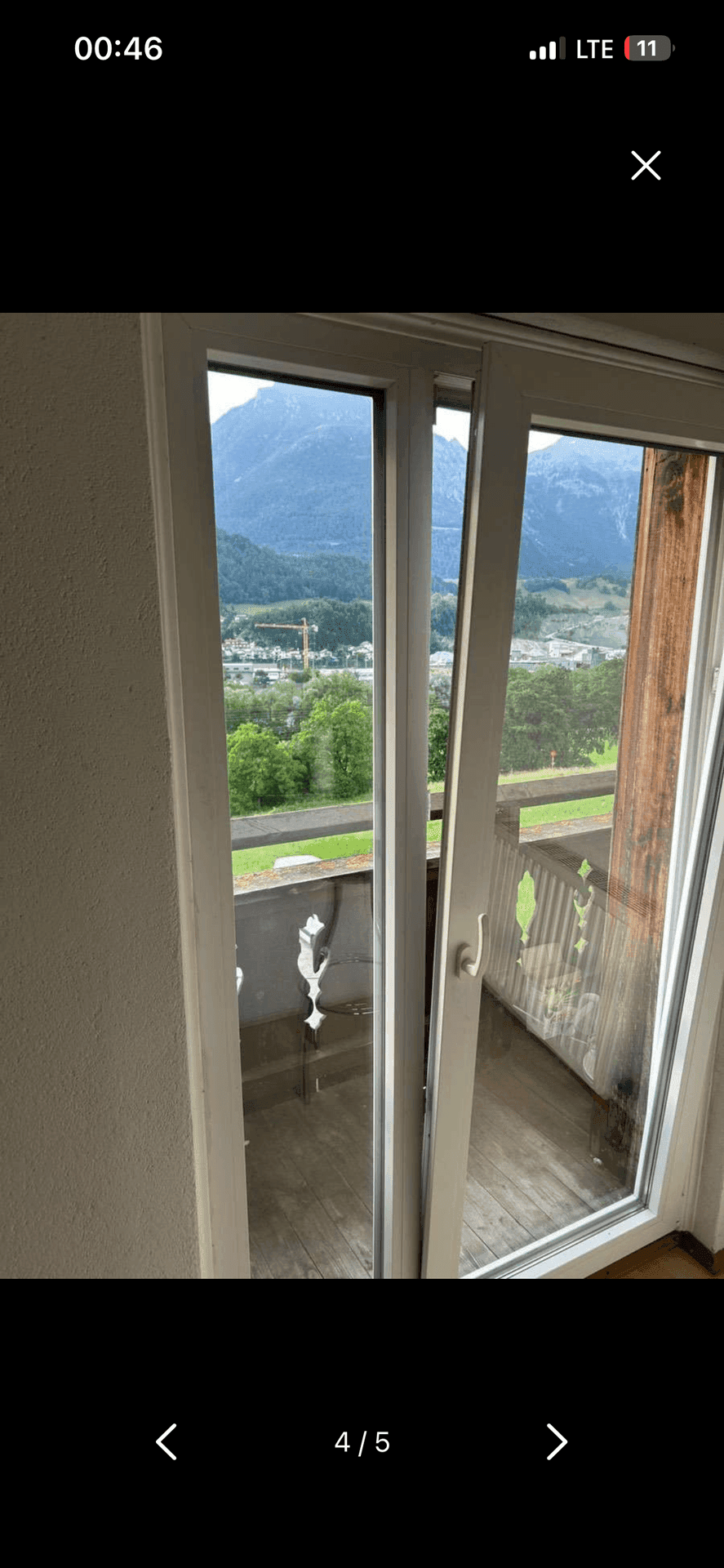 Atemberaubender Panoramablick vom Balkon auf die umliegende Berglandschaft und das Tal.