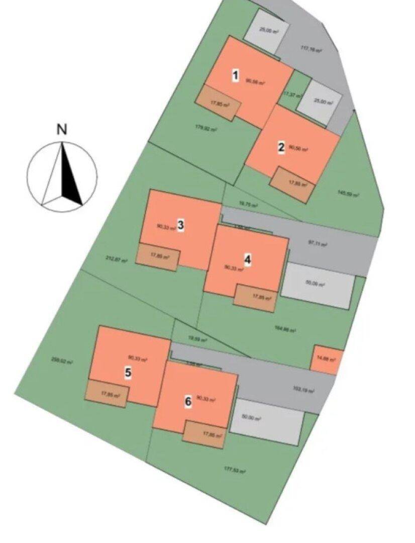 Lageplan mit sechs geplanten Wohneinheiten, zugehörigen Grundstücksflächen und Terrassenbereichen.