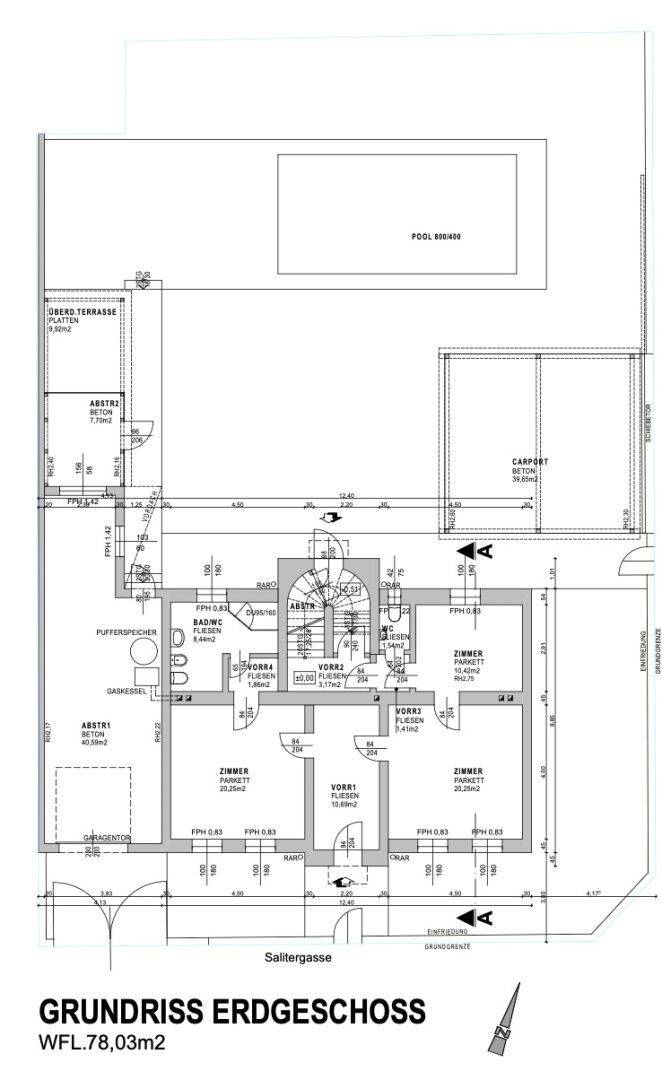 Grundriss des Erdgeschosses mit Pool, Carport und mehreren Zimmern.