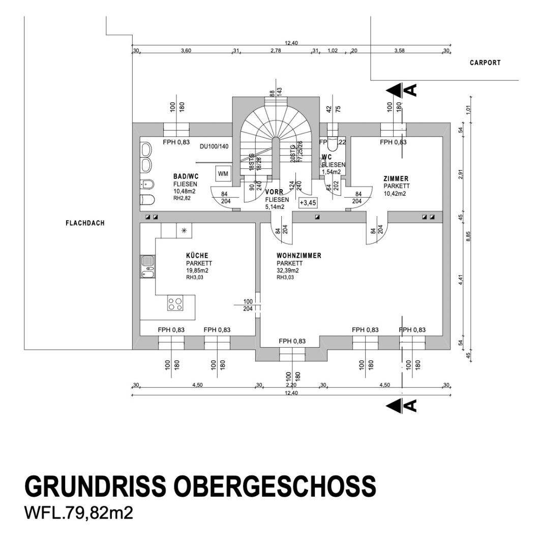 Grundriss des Obergeschosses mit Küche, Wohnzimmer, Bad und weiteren Räumen.