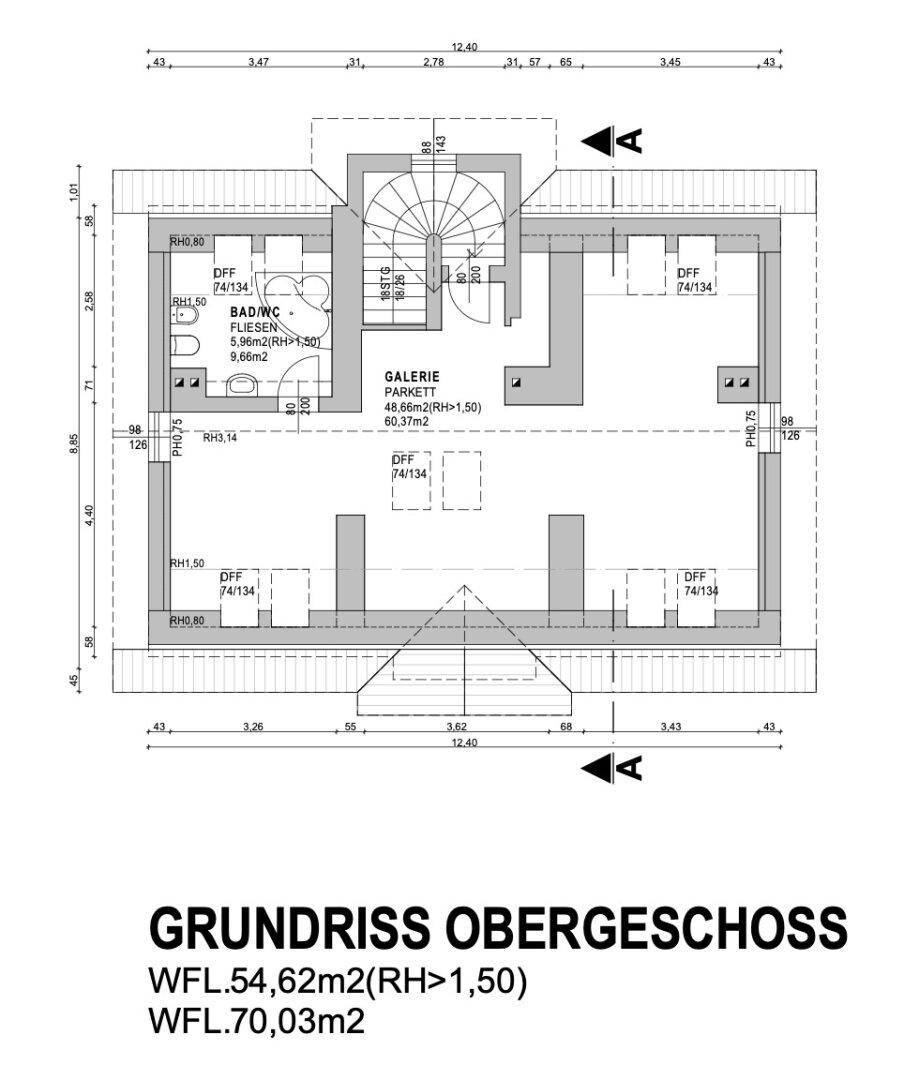 Grundriss des Obergeschosses mit Galerie, Bad und Zimmern unter Dachschrägen.