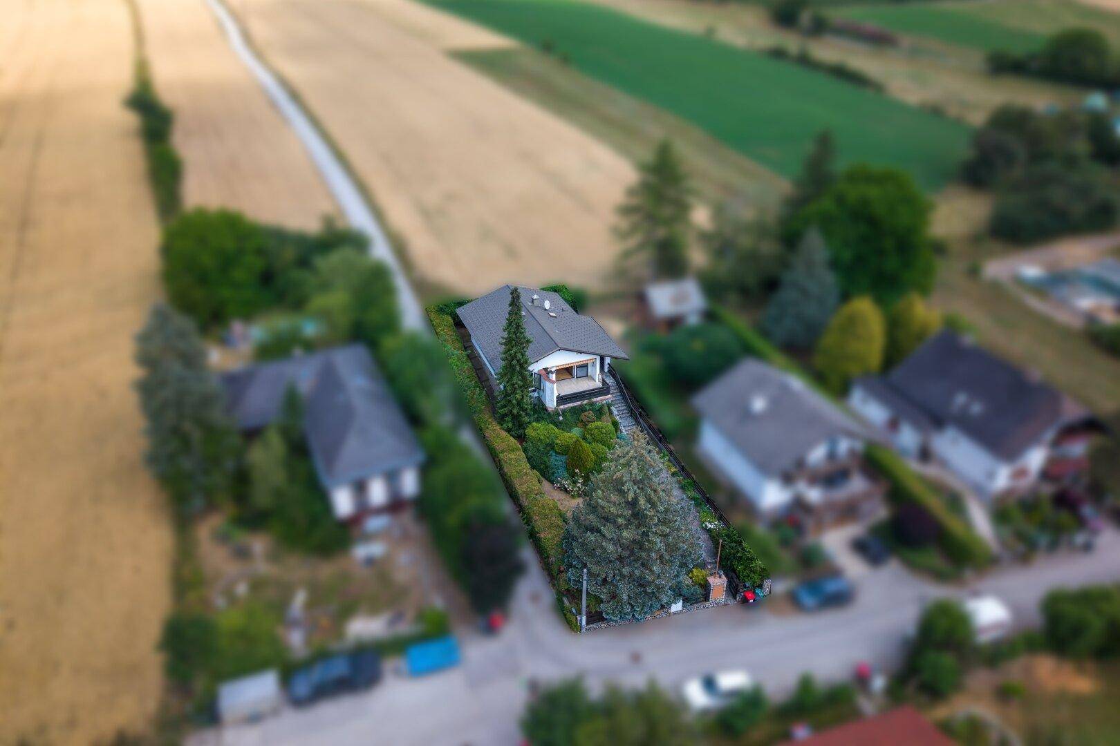 Übersicht des Anwesens aus der Luft, eingebettet in eine grüne, ländliche Umgebung.