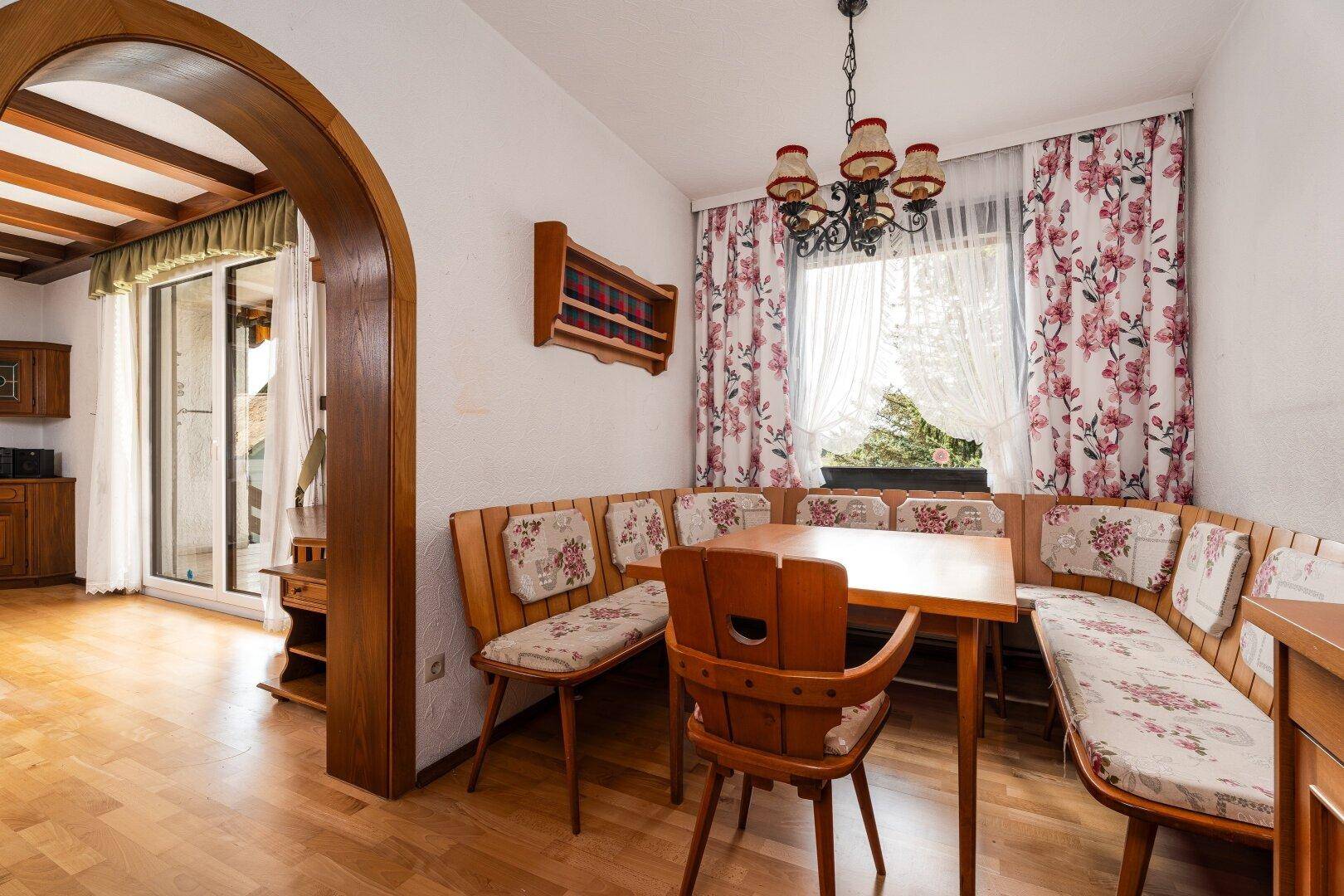Gemütlicher Essbereich mit traditioneller Eckbank und Holztisch, angrenzend an den Wohnbereich.
