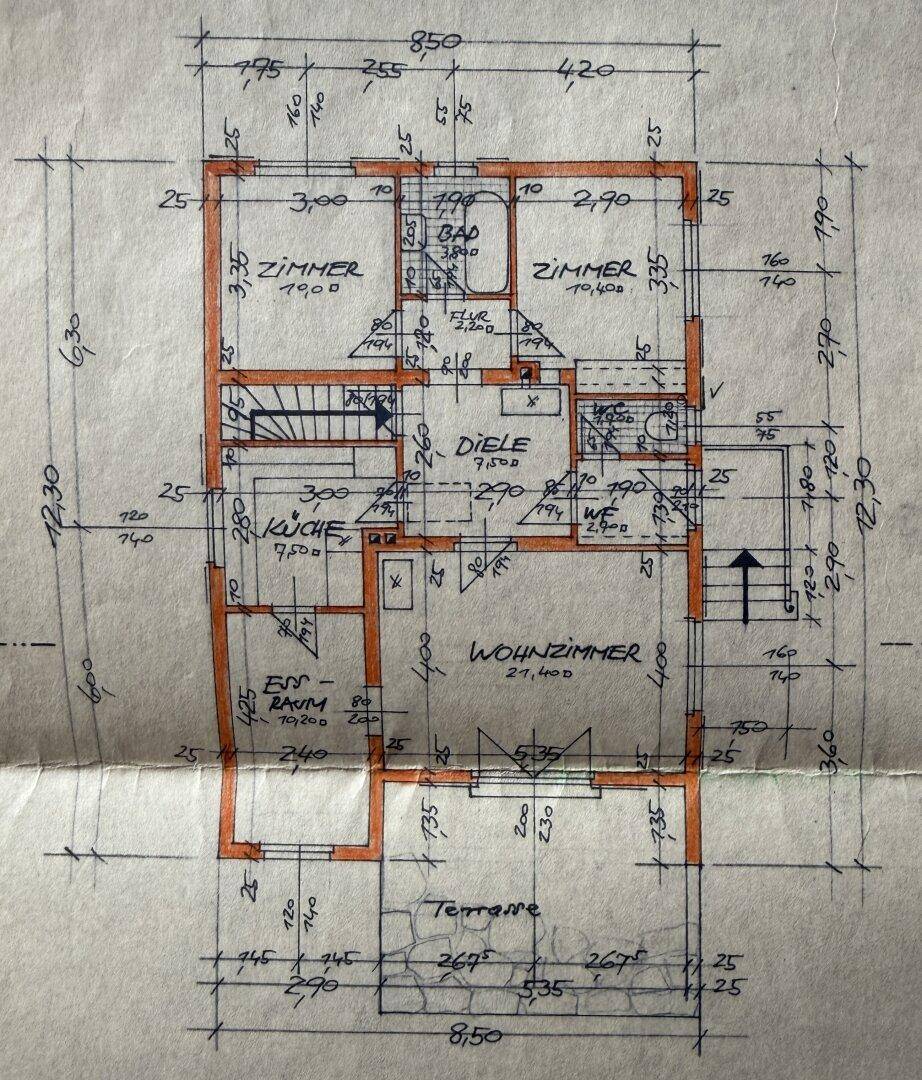 Handgezeichneter Grundriss des Erdgeschosses mit Küche, Wohnzimmer, Bad und Terrasse.