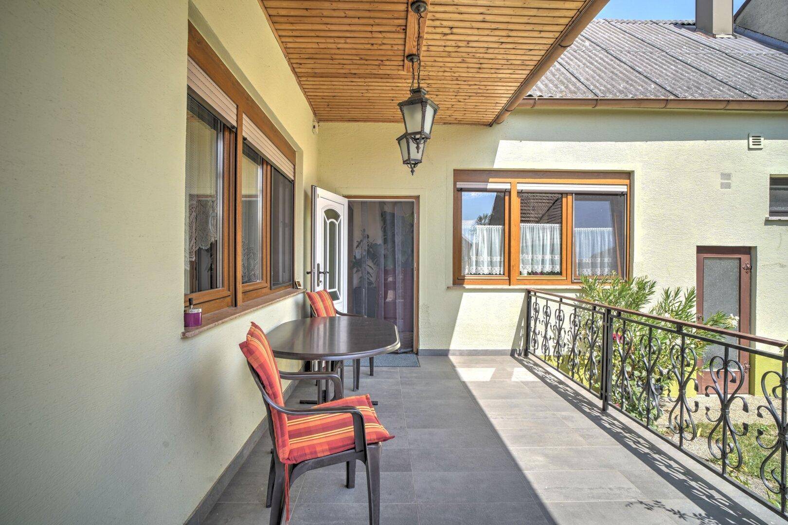 Geräumiger Balkon mit Tisch und Stühlen, ideal für entspannte Stunden im Freien.
